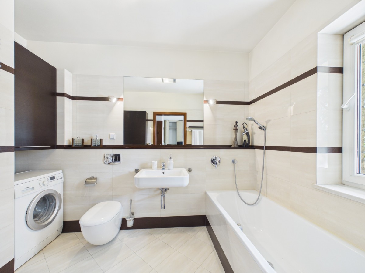 Commercial property 4 rooms 114 m² in Warsaw, Poland