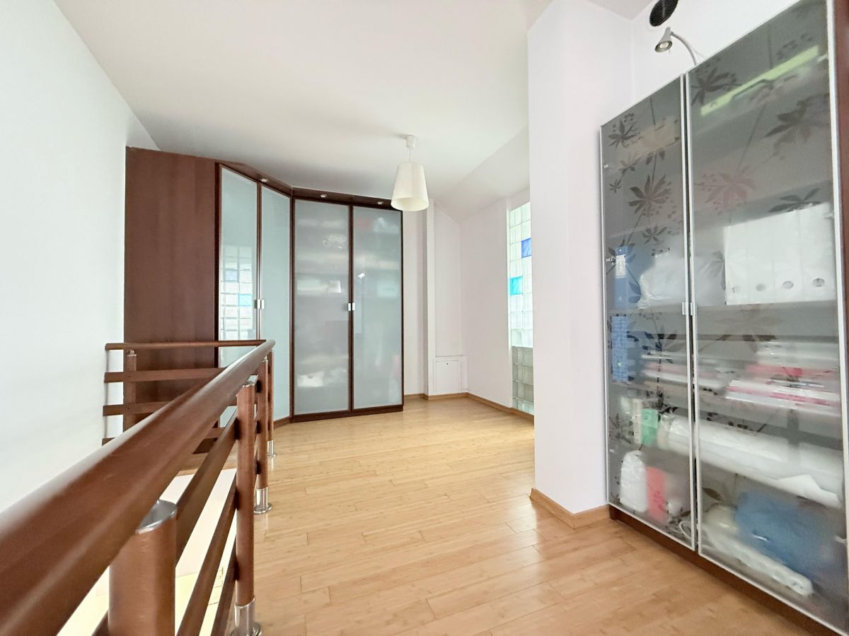 Commercial property 85 m² in Warsaw, Poland